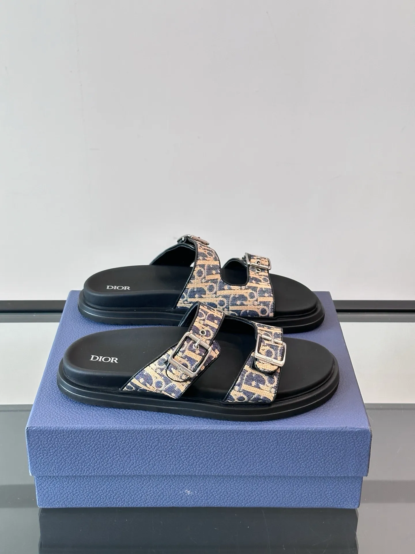 Factory price: 300💰Dior Aqua men's sandals and slippers. Showcasing Dior haute couture design. The Dior gray suede strap is accented with an aluminum Dior buckle for added style. Paired with a comfortable tonal notch sole, they pair easily with shorts or jeans for a sophisticated look. Main body: suede cow leather, technical fabric lining: cow leather, with adjustable straps, aluminum Dior buckle, Dior gray EVA insole, tonal notch rubber outsole splicing structure👌👌 size: 38-44 (45.46 customized)